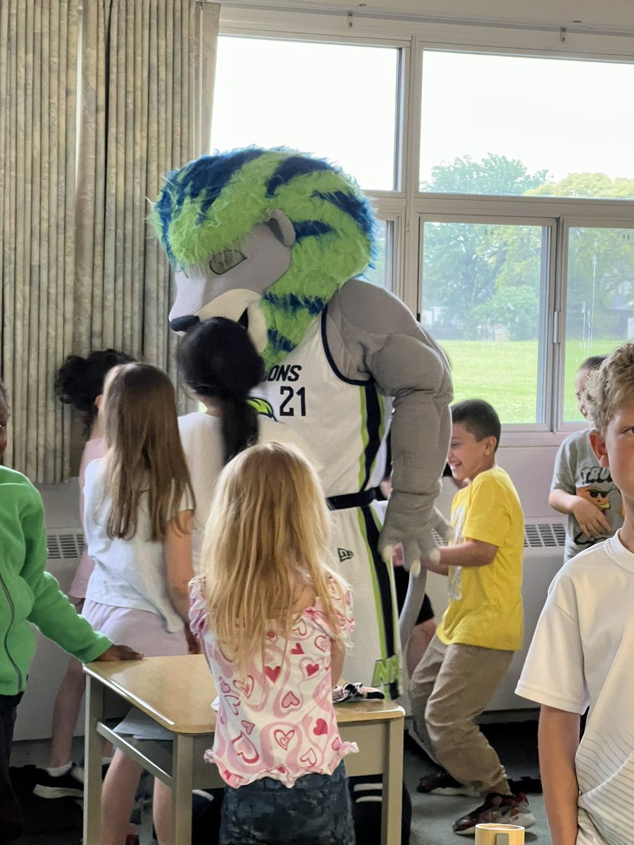 BurleighHillPS's tweet photo. Thank you @NNPNiagara , @RiverLions and @thebageloven for a great start to our week. @dsbn #deliciousbagels https://t.co/JgHNeQTvjn