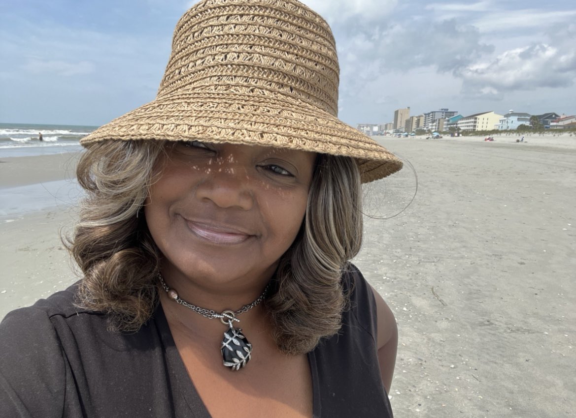 #HappyMonday 🌞🕶🏖

“It takes #courage to pursue your #dreams.” @IAmSteveHarvey 

I just said yes to building what is next for the #LeadLoudly #brand! 

📣 #shoutout to @bobgentle! 📣

🌎: rocking my @Walmart bucket hat 

#LeadLoudly #digitalleadership