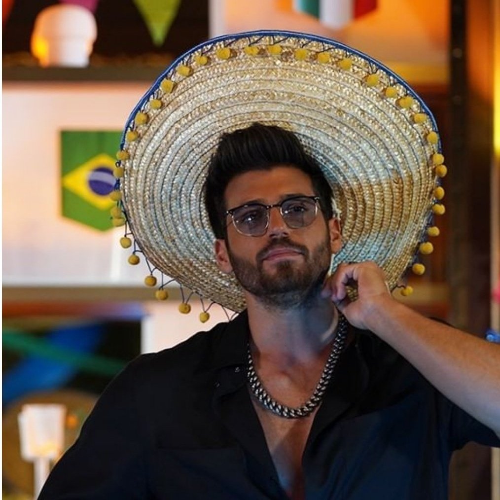 clubedobeijo's tweet photo. Seja Muito Bem-vindo ao Brasil, #ÖzgürAtasoy ❤️

#SrErradoNoGloboplay
#CanYamanSrErrado
#NewProfilePic https://t.co/CiOH3XJRVp
