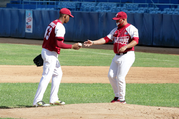 Aumenta rivalidad por últimos cupos en #BeisbolCubano
Los Huracanes suman cinco derrotas seguidas, las últimas cuatro ante Industriales.  #baseball #beisbol
jit.cu/NewsDetails.as…