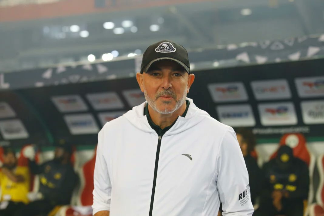 iDiskiTimes's tweet photo. 𝗖𝗛𝗜𝗘𝗙𝗦 '𝗜𝗡 𝗧𝗔𝗟𝗞𝗦' 𝗪𝗜𝗧𝗛 𝗡𝗔𝗕𝗜

Young Africans SC coach Nasreddine Nabi wants to bring his own technical team should he agree to join Kaizer Chiefs as the successor to Arthur Zwane, iDiski Times has learnt. Story by @Lorenz_KO ✍️

https://t.co/nWtVecJP5O https://t.co/zKjb5KkFQ4