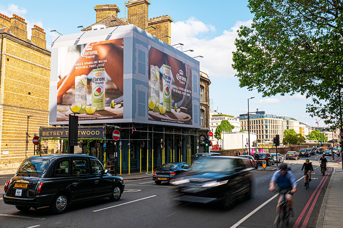 maximusmaximise's tweet photo. @corona turns up the heat with its new tropical range on our London Farringdon mega banner.

@Starcom_UK @PublicisLondon 

#OOH #outofhome #advertising #megabanner https://t.co/yJz9agaYe7