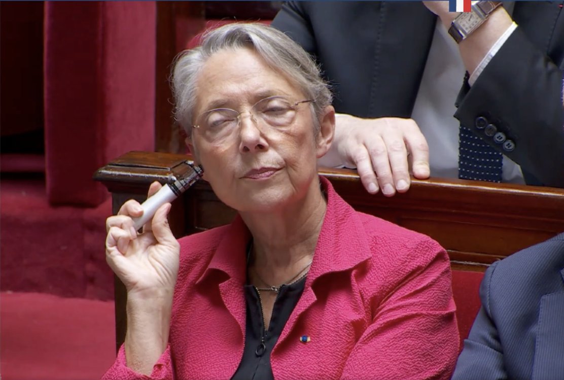 ALeaument's tweet photo. Et dire que c'est aux insoumis qu'on fait des leçons de maintien.

La Première ministre a une cigarette électronique sur la joue en pleine séance sur la #MotionDeCensure.

Elle fume discrètement en pleine séance ?

C'est poli et respectueux du Parlement ? https://t.co/a9n5OEZIVh