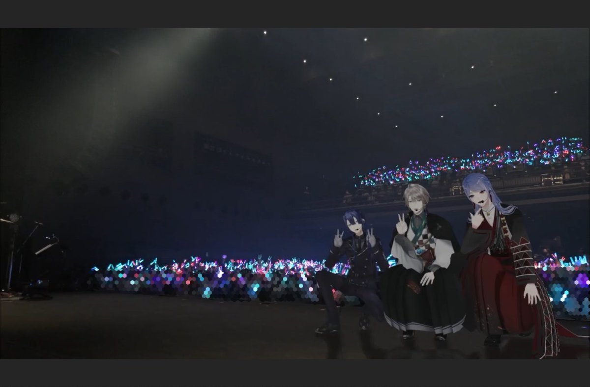 usami_viewer's tweet photo. カメラ気分のスクショ📷´-
思ってた以上に顔が写ってたので、勝手にモザイク加工。
1枚目⋯エアギターぶん投げ剣持
2枚目⋯後のサイン入り集合写真の𝐕𝚫𝐋𝐙

にじさんじの入口でありVTuberにハマったきっかけの「ろふまお」そのメンバーである剣持刀也と甲斐田晴が出たステージを見れて最高でした！ https://t.co/dA1CkPwPHi