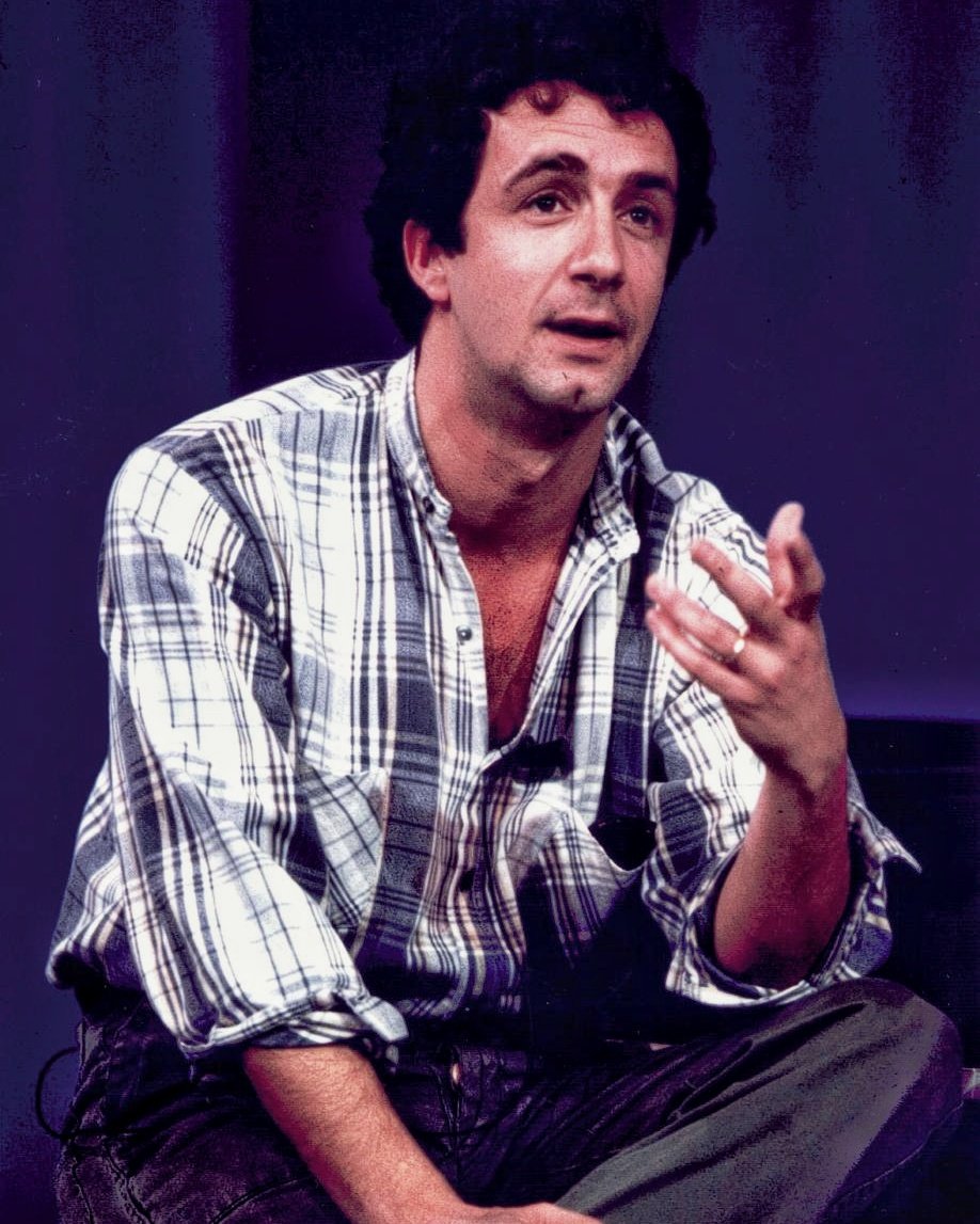 ass_unita's tweet image. #UNITA saluta #FrancescoNuti.
Ironia, autenticità, originalità: ecco le lenti di ingrandimento attraverso cui l'attore, regista e sceneggiatore toscano ha saputo raccontare la realtà e la sua visione della vita. Un percorso interrotto troppo presto. 
Buon viaggio.