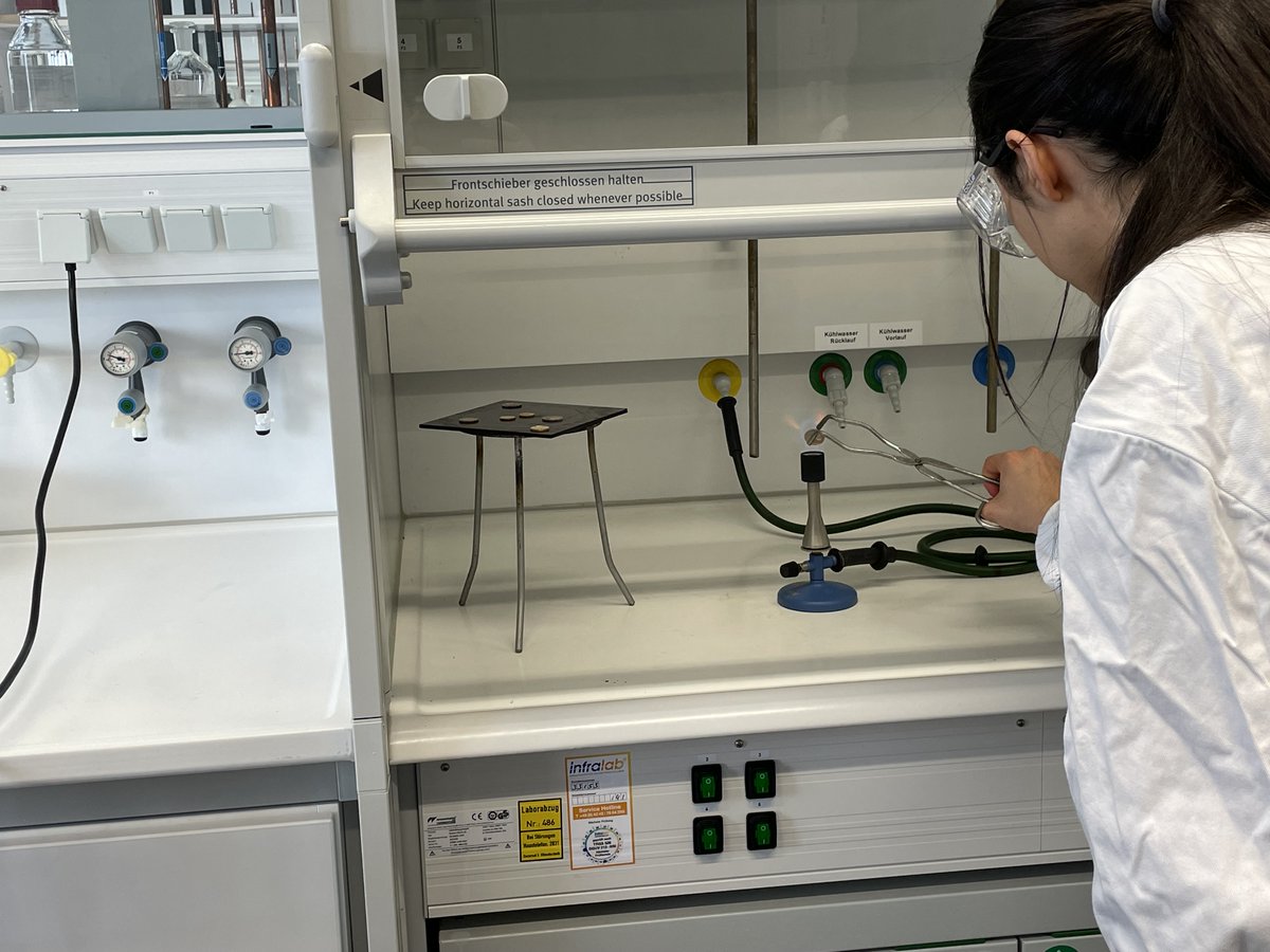 BUW_Chem_Bio's tweet photo. ☀️SommerUni 2023 - Tag 1 ☀️😃
Heute durften wir Schülerinnen begrüßen, die viel "Spaß mit Chemie" hatten 👩🔬���⚗️
#sommeruni #studierenprobieren #machmint #womeninscience #berufsorientierung
@FK4_BUW @Uni_Wuppertal https://t.co/PktjoC3nBC