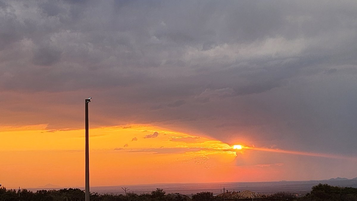 KeSeiphi's tweet image. Just before getting home we stopped to marvel and send our gratitude to Christ. The greatest designer of all time. #ShareYourSunset #LovePolokwane