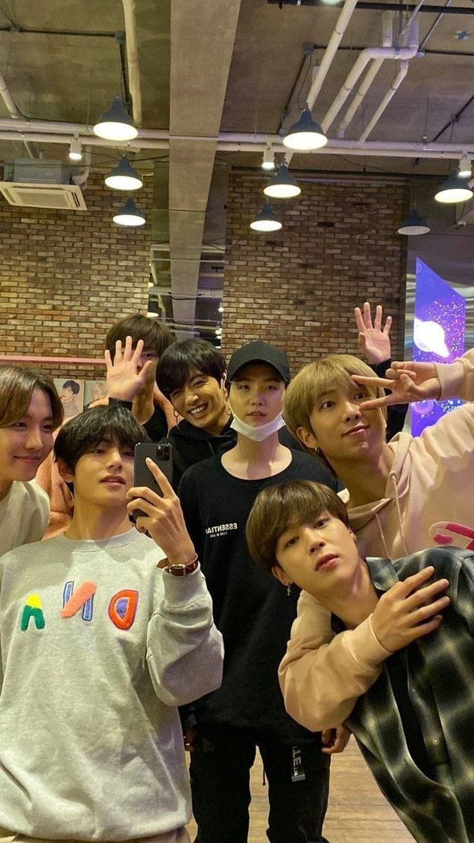 _gaehoe_'s tweet photo. The amount of love i have for these seven men is unexplainable💌Will forever be grateful for everything 💜
Happy 10 years @BTS_twt 
#10yearswithBTS https://t.co/v8HIQY8Khm