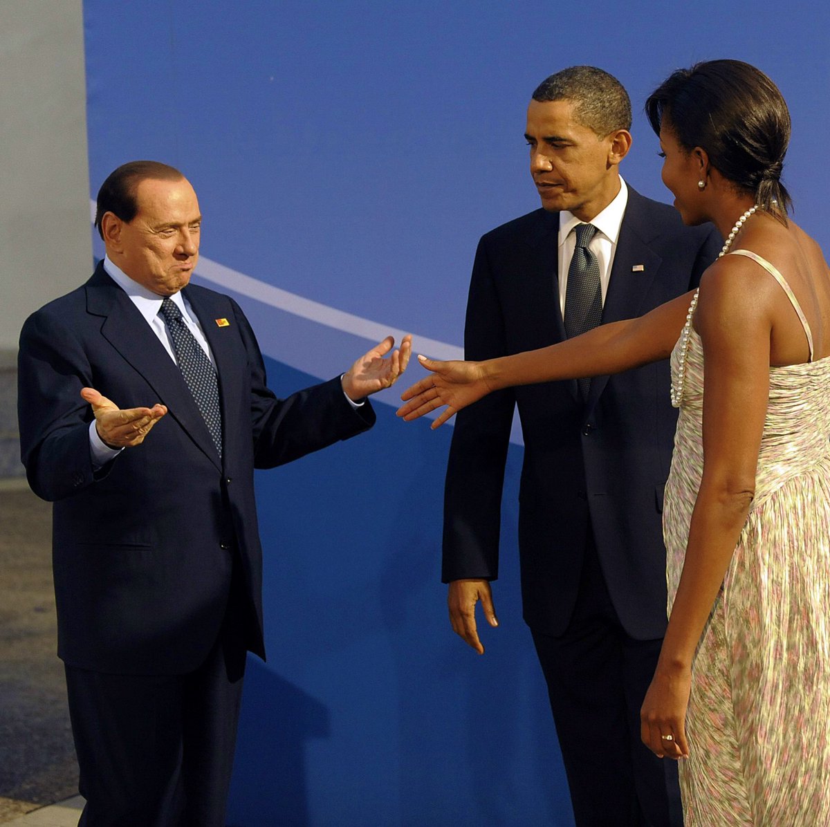 nonleggerlo's tweet photo. Silvio Berlusconi, 
quale la vostra Foto-simbolo❓

📷 https://t.co/LszDq7s15g