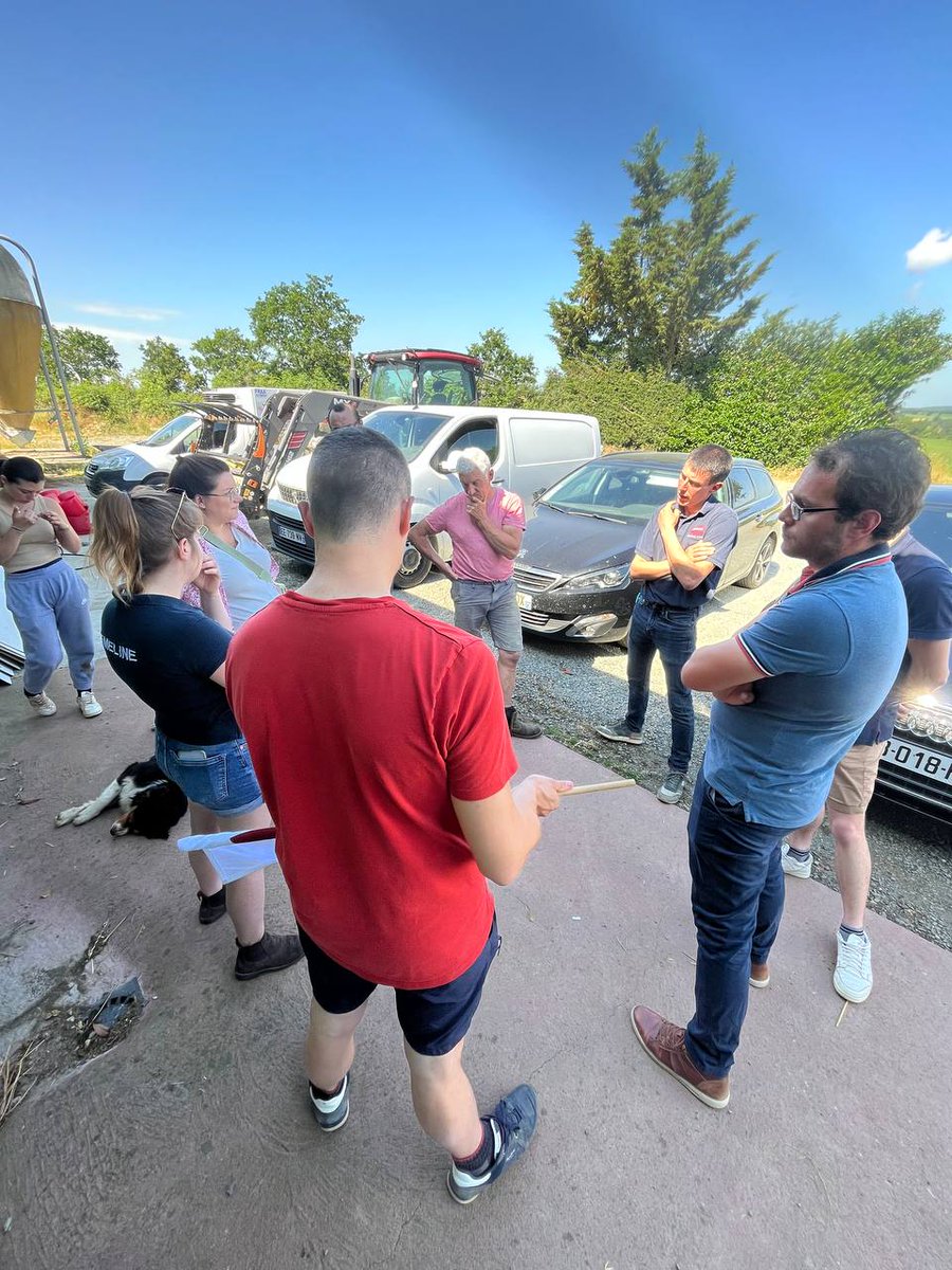 juliedelpech72's tweet photo. Aujourd'hui visite de la #Ferme Lait'Loges à #SaintGeorgesleGaultier 🐔

En vue du #PLOAA, j'avais intégré le groupe de travail sur l'installation et la #transmission. Cette visite était donc l'occasion d'échanger avec les #exploitants sur ce sujet majeur. 💬 https://t.co/i3dioeuf98