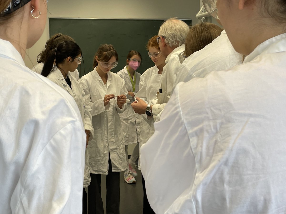 BUW_Chem_Bio's tweet photo. ☀️SommerUni 2023 - Tag 1 ☀️😃
Heute durften wir Schülerinnen begrüßen, die viel "Spaß mit Chemie" hatten 👩🔬���⚗️
#sommeruni #studierenprobieren #machmint #womeninscience #berufsorientierung
@FK4_BUW @Uni_Wuppertal https://t.co/PktjoC3nBC
