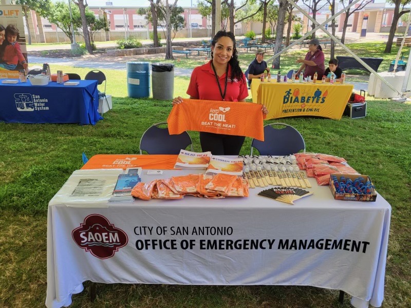 Drink cool water and dress for the heat.

Take rest breaks and find shade or a cool location.

BEAT THE HEAT!

Bebe agua fresca y vístete para el calor.

Tome descansos y busque sombra o un lugar fresco.

¡COMBATIR EL CALOR!