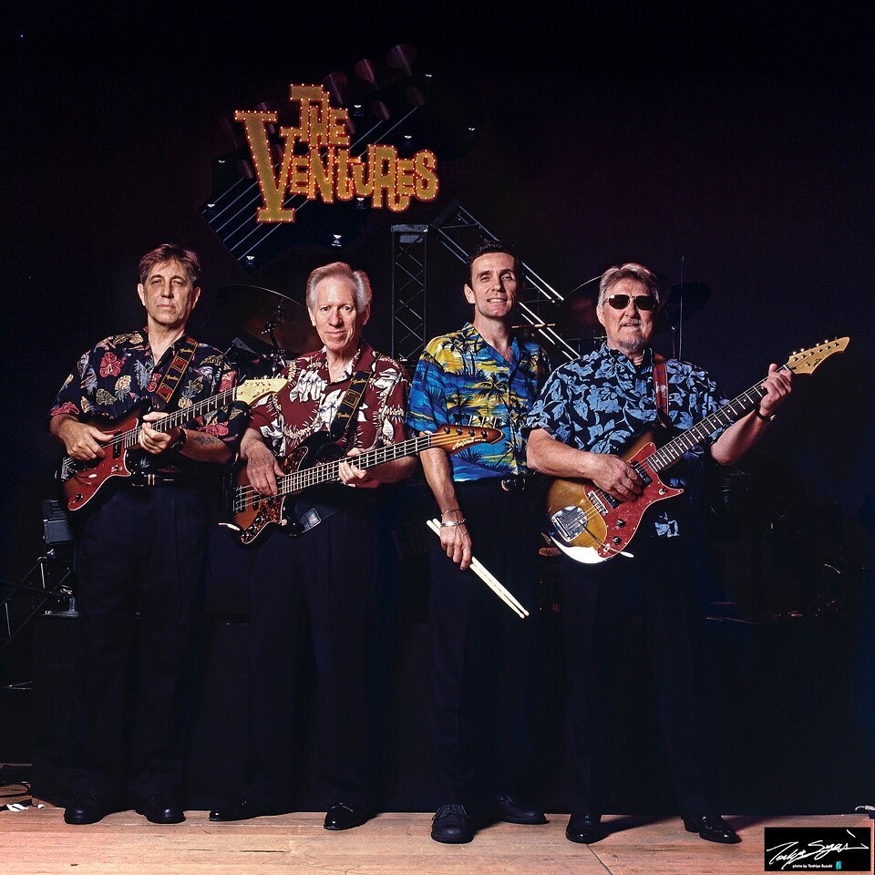 1umjM8Tra28X8Ys's tweet photo. 本日6月13日は、ベンチャーズのオリジナルメンバーであるボブ・ボーグルさん(1934-2009)の命日です。
初代リードギタリストとして、その後は長くベーシストとして重厚かつメロディアスな演奏でバンドを支えた姿は、今なお鮮烈な印象をファンに与えています。
#BobBogle
#TheVentures
#ベンチャーズ https://t.co/iaJmwZa9uV