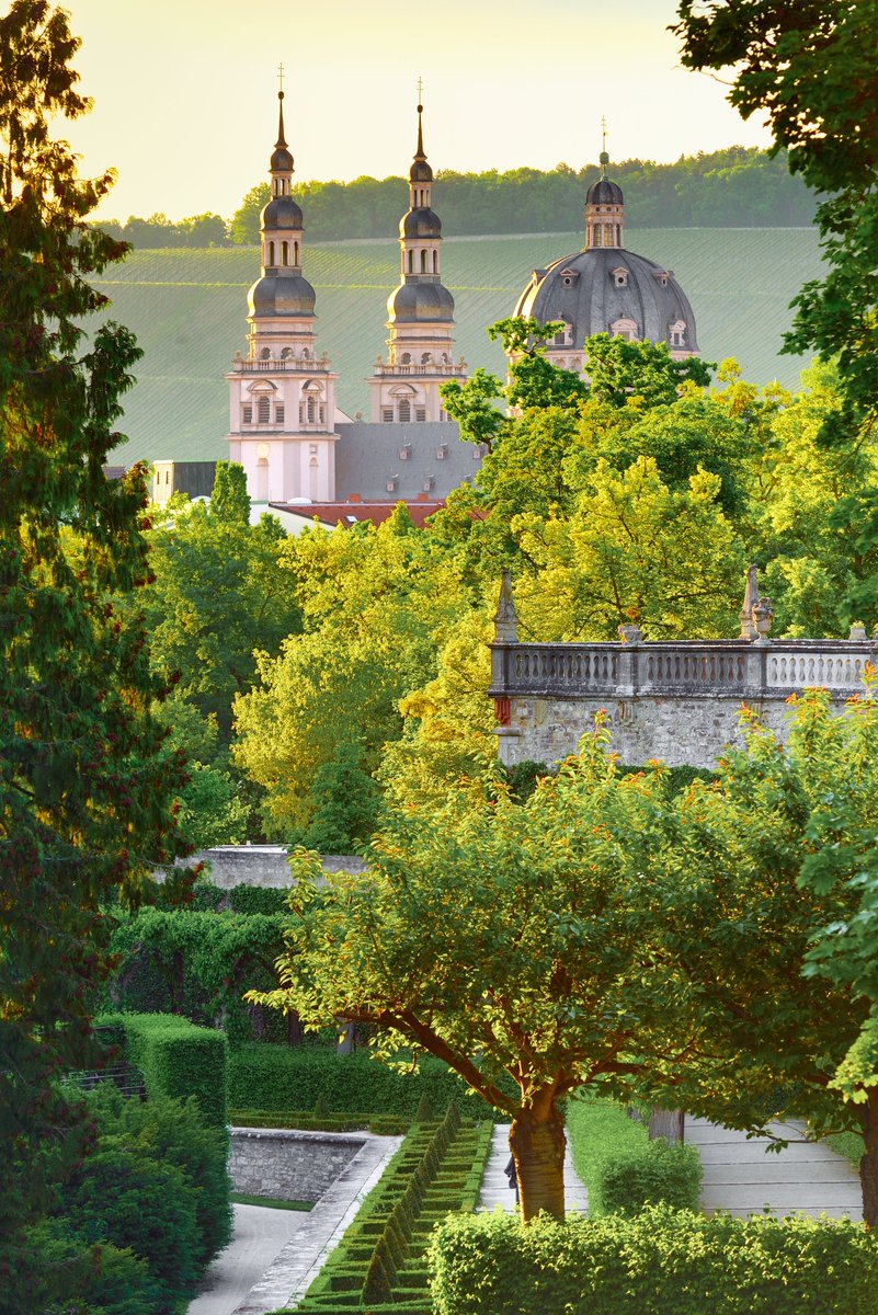 VisitGermanyUK's tweet image. Feast your eyes on Würzburg 😍
Sprinkled with a good dose of UNESCO World Heritage sites, and towered by a majestic fortress and steep vineyards - Würzburg is like a living history museum. Give us a ❤️ if you would like to visit this city.