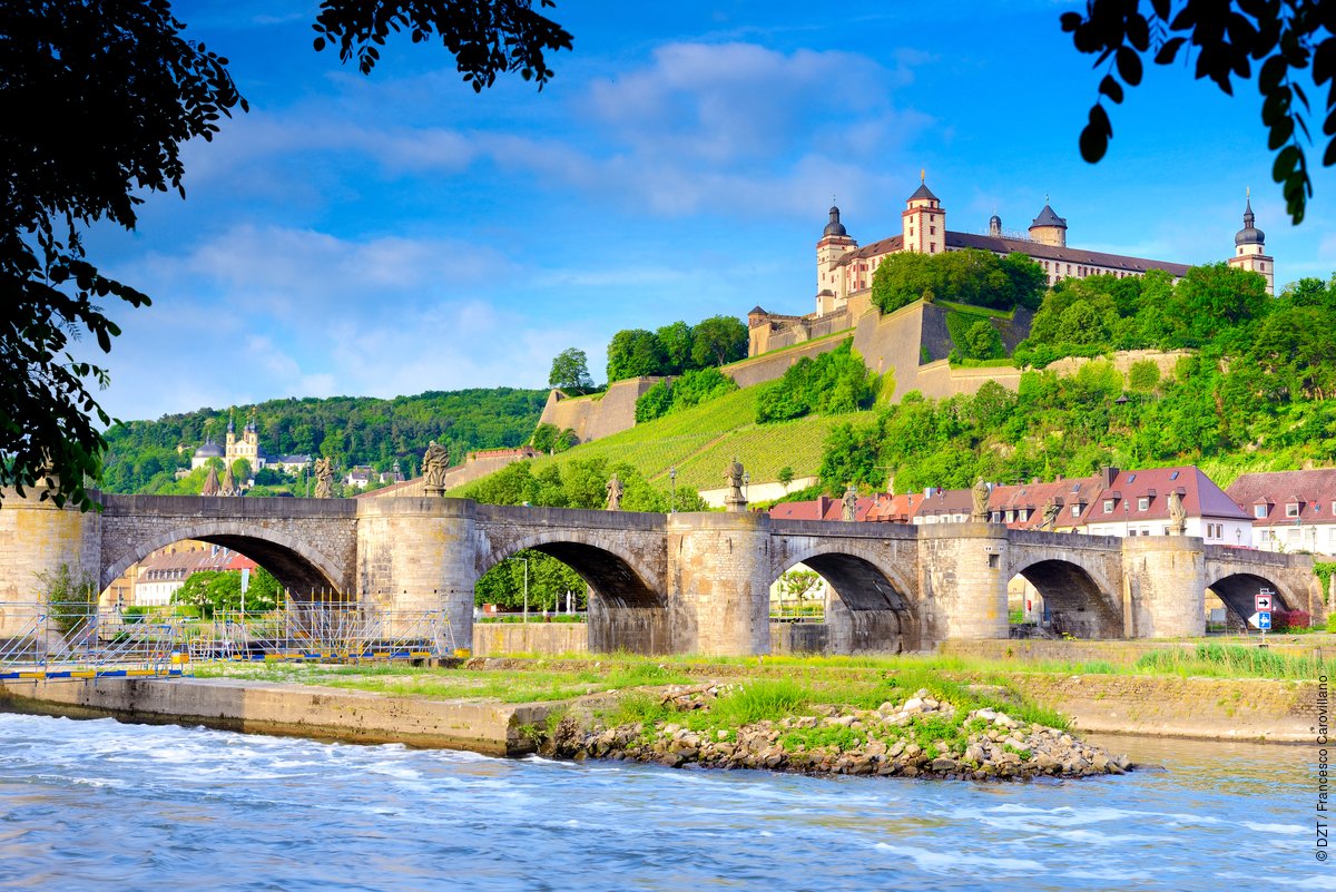 VisitGermanyUK's tweet image. Feast your eyes on Würzburg 😍
Sprinkled with a good dose of UNESCO World Heritage sites, and towered by a majestic fortress and steep vineyards - Würzburg is like a living history museum. Give us a ❤️ if you would like to visit this city.