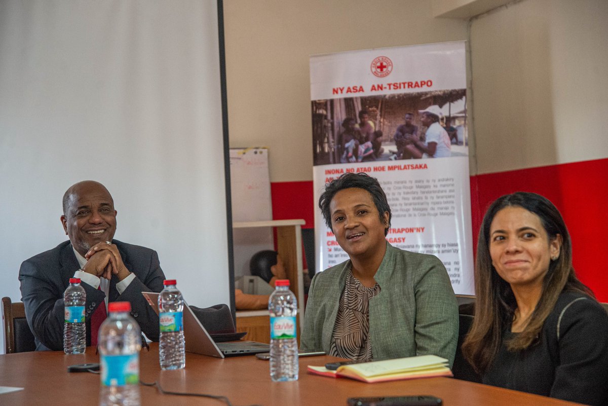 Aujourd'hui, nous avons eu le privilège d'accueillir @MukhieOmer le Directeur Régional de la @IFRCAfrica dans nos locaux. Une occasion précieuse pour la Croix-Rouge Malagasy et ses partenaires de renforcer nos efforts humanitaires à Madagascar. @ifrc @MariaMercedes_M