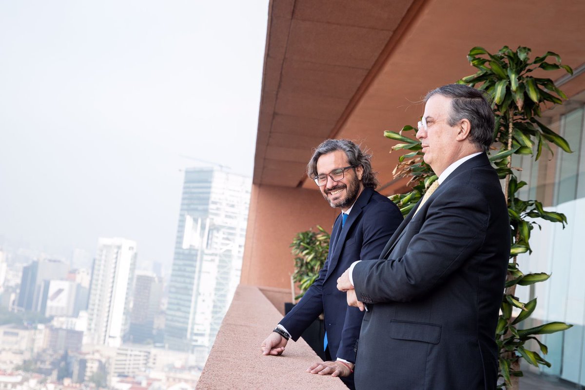 Con <a href="/m_ebrard/">Marcelo Ebrard C.</a> construimos una relación de diálogos honestos que con el tiempo convertimos en amistad. Marcelo fue un enorme aliado de la Argentina durante nuestra presidencia de la CELAC y es, y seguirá siendo, un gran impulsor de la integración regional.

Éxitos en lo que viene.
