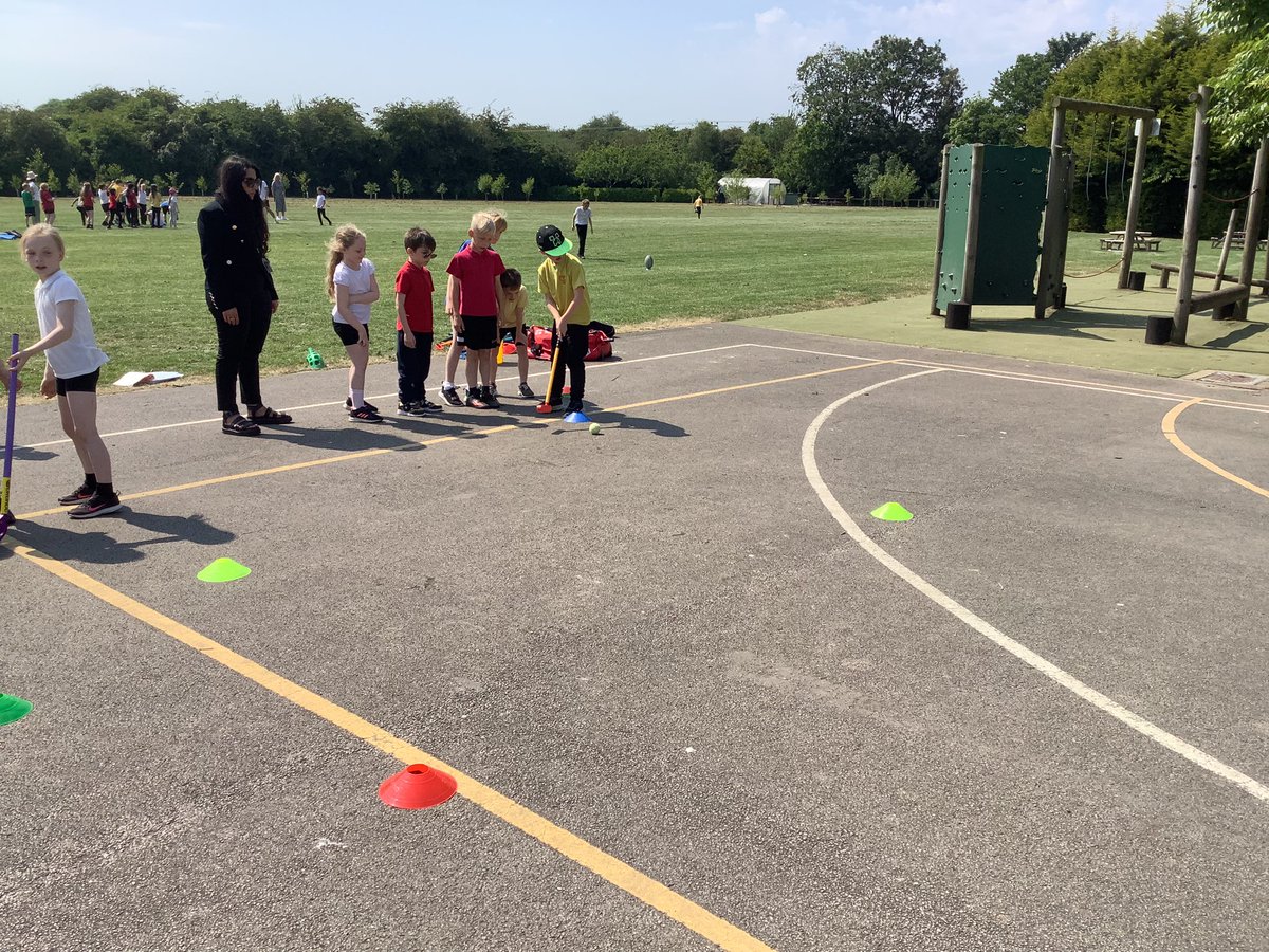 Y2 Bees 🐝 enjoyed practising their golf skills this afternoon in the ☀️ #teamcroxby #strivingforexcellence
