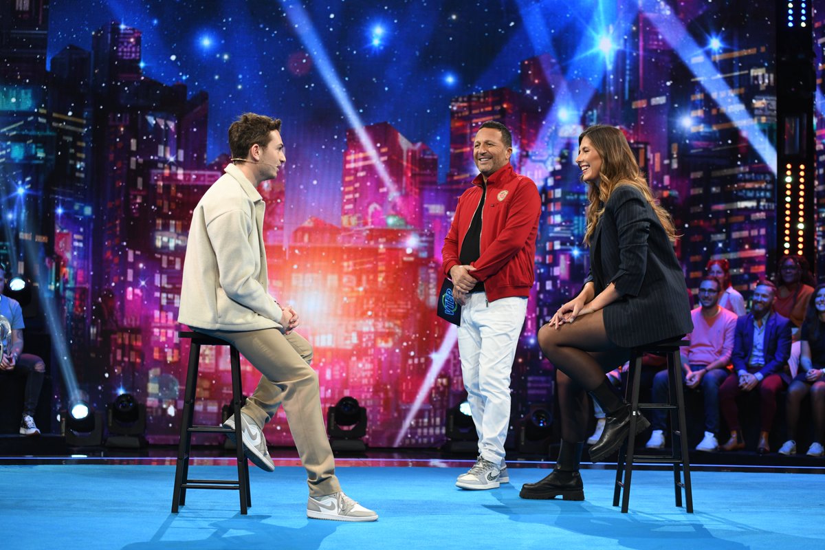 VTEP_TF1's tweet photo. Nouveau numéro de #VTEP vendredi soir sur @TF1 🎉
📺 @Arthur_Officiel vous attend pour 1H30 de fous rires avec @CamilleCerf, #HeloiseMartin, #GeremyCredeville, #DavidVoinson, @patrickchanfray, #Tareek, #JulienBing & @AntonioMagicien ! https://t.co/dc89ZgPxE0