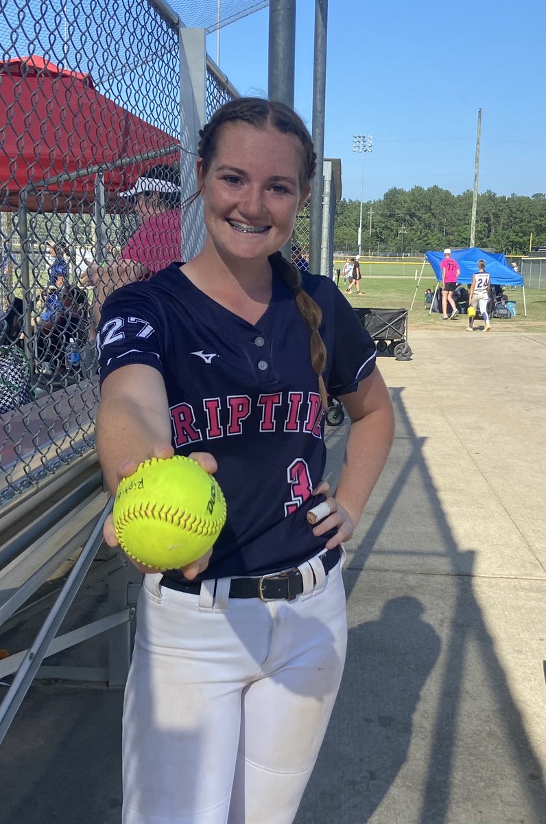 🚨Late post🚨 Congrats to our #3 Alexis Turner who hit an absolute 💣 over centerfield on Friday in the HotCorner Exposure.