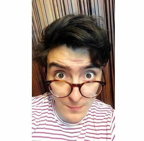 Va a ser difícil acostumbrarse de nuevo a usar lentes luego de 4 años 🫠 solo hoy en el camino a la uni que dura poco más de 1 hora casi me caigo 3 veces 🥲

... Foto de simon pq si 🫣
