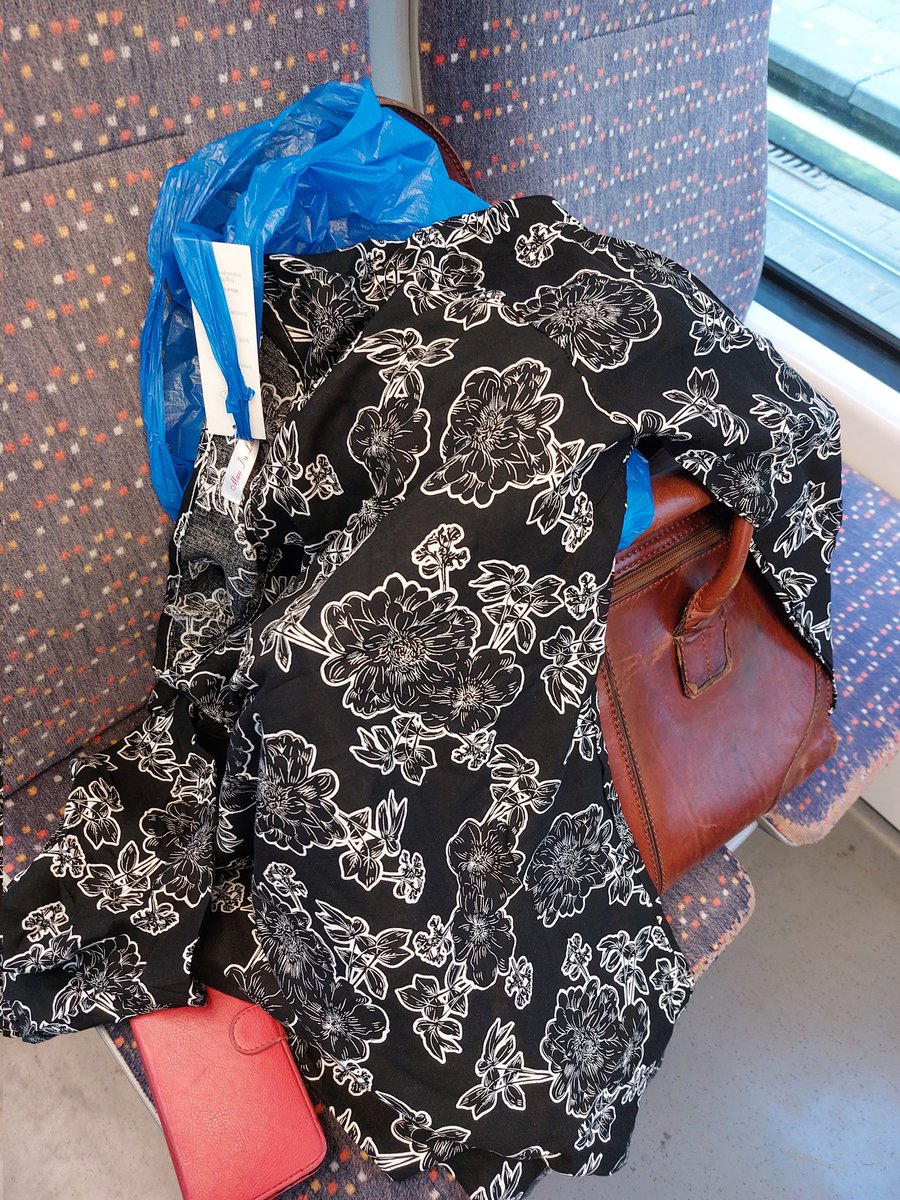 akbest67's tweet photo. #DenHaag #lijn15 #gevonden #verloren #tram #DenHaagCS 
Gevonden: blauwe tas met zwarte jurk met bloemen. Afgegeven aan bestuurder tram 15 (5034a) om 17.55 uur. https://t.co/EboxEkBXUw