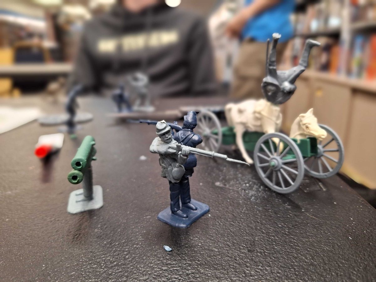 Desks and Dorks! tweet media