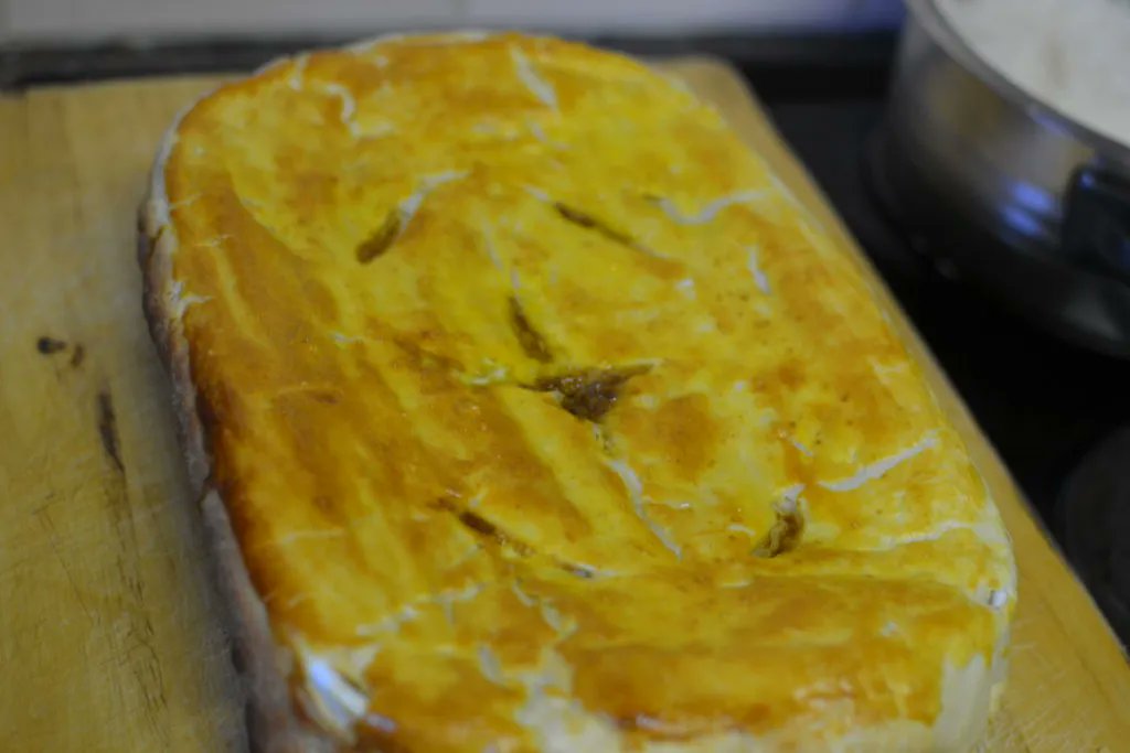 Boozy_Foodie's tweet image. This weather has got me craving #Smulpape #SocialSavage&apos;s &quot;Beef and Stilton Pie&quot;!  Yum!

#PieWeather #BeefAndStiltonPie #KitchenAtTheEndOfTheUniverse #MondayMemories

socialsavage.co.za/2017/06/12/kit…