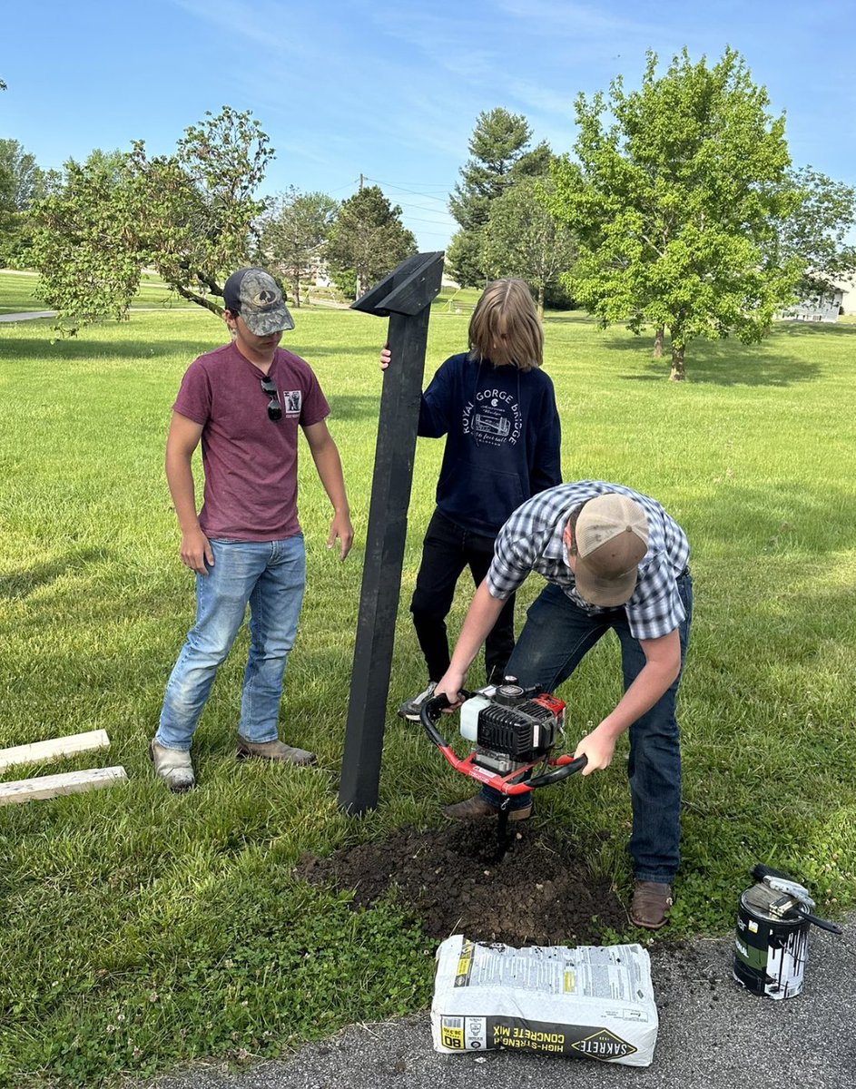 Linc_R3's tweet image. Thanks to a grant secured by @LCCOA1, @TroyBuchananHS @TbhsTech students helped complete a storybook walk project at the City of Troy&apos;s Weinand Park. #MondayMasterpiece #proud2br3 #RIIICares