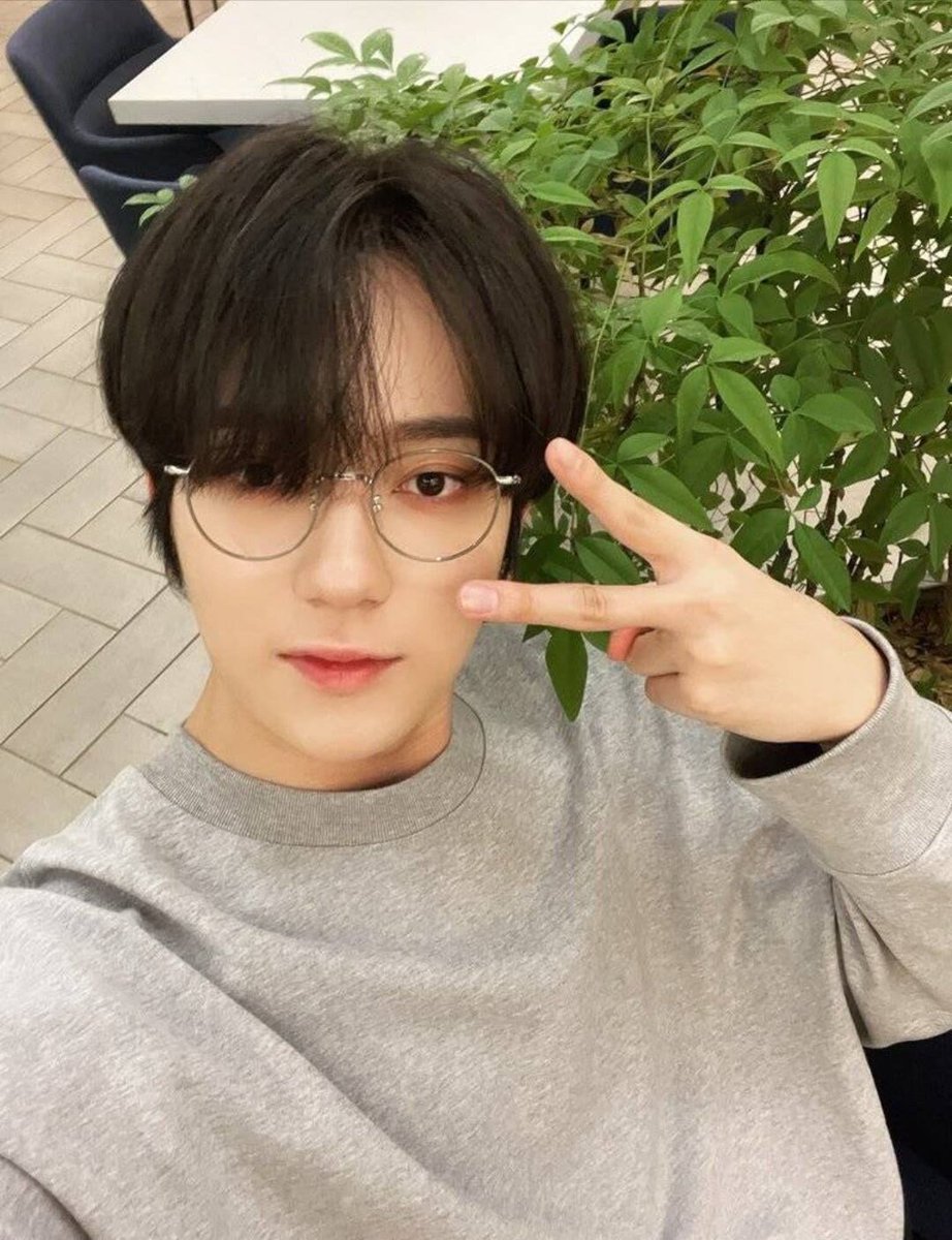 Karry3660326853's tweet photo. #Best_Boy_Yechan #YECHAN #예찬 #OMEGA_X #오메가엑스
留住初见时的刹那惊艳，
少年心动只此人间
挽住韶光心思念念，
难忘风吹过眉梢的夏天。
遇见清白日光，
放于眉间心上。
宝贝晚安，明天会是新的一天 https://t.co/IOWBJemSda