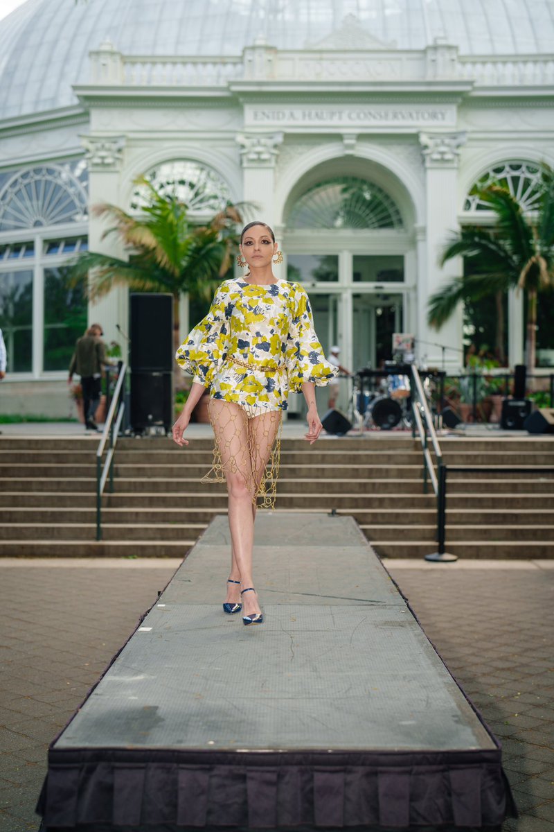 bronxfashionnyc's tweet photo. 📸 @splitsecondmoments_
Designer @victorlopezny
Model @newmodelcrystal

NYBG Pride Celebration Event 

Fashion Runway Presented by @bronxfashion @iam.haizelm @newmodelcrystal @officialdj.latif @splitsecondmoments_

DJ @niyahwest 
MUA @makeupby.arli

#bronxfashion #nybg https://t.co/DQCwQNtkcE