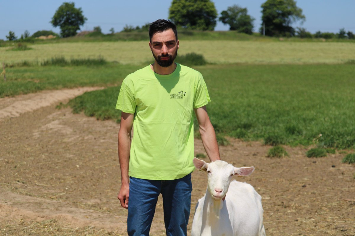 Bonjour, merci à Kévin d’avoir fait découvrir son élevage de volailles fermières il y a quinze jours. Je m’appelle Adrien Delory, j’ai 28 ans et je suis éleveur de chèvres en agriculture biologique à Mellé en Ille-et-Vilaine. #agribretagne