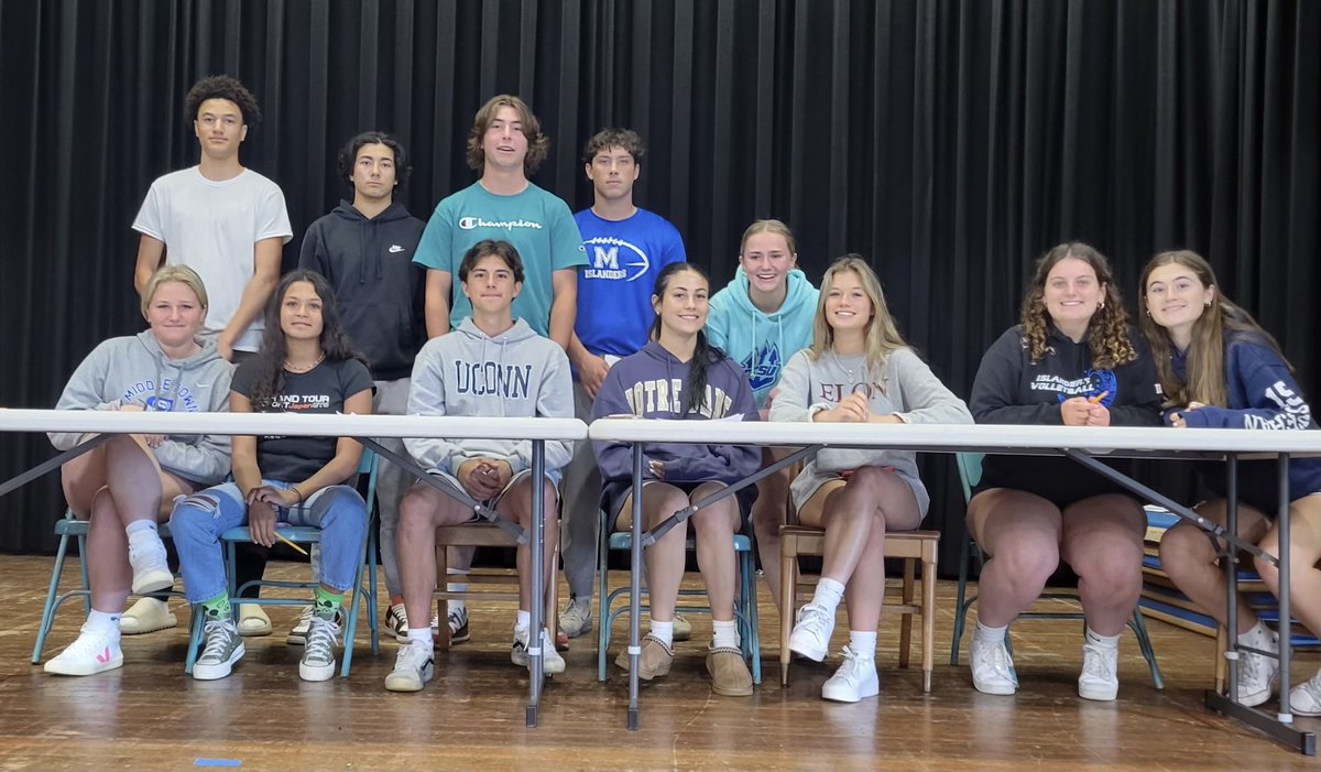 MHS Fall Athletic Leadership. Helping rising freshmen with registration. #islanderpride 💙⁦<a href="/WeareMiddletown/">Middletown Public Schools</a>⁩ ⁦@MHSPrincipal20⁩ ⁦<a href="/rkraeger/">Rosemarie K. Kraeger</a>⁩