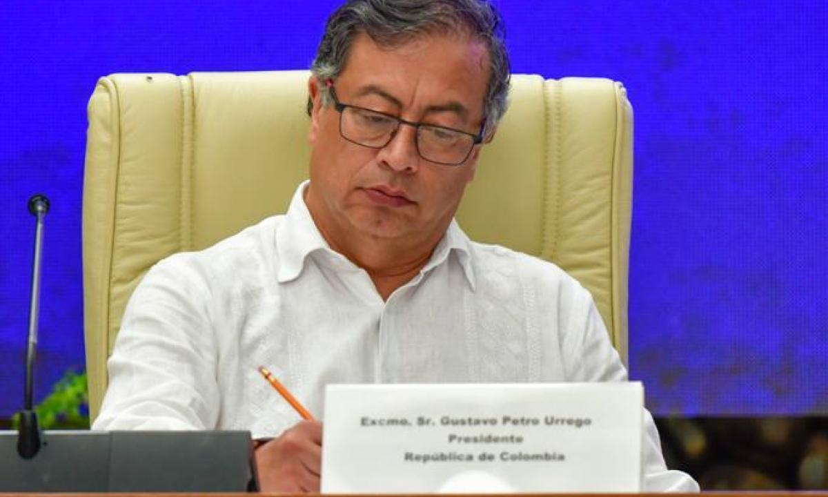 🔴 Presidente Petro pide menor uso de gasolina para mejorar economía

El primer mandatario pidió un esfuerzo por “consumir menos gasolina”, incluyendo su caravana. 🔽
eltiempo.com/politica/gobie…