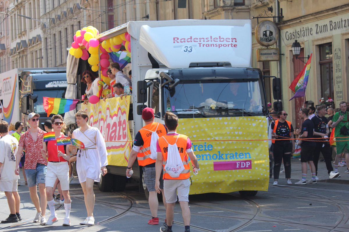 gebhardt_th's tweet photo. Am Wochenende fand der 30. Christopher Street Day 🏳️‍🌈 in Dresden statt.

In diesem Jahr war ich fünf Tage Helfer beim CSD. Für den reibungslosen Ablauf haben der Vorstand des @CSDdresden und die vielen Helfer*innen gesorgt. 1/2 https://t.co/HeIWQaBG22