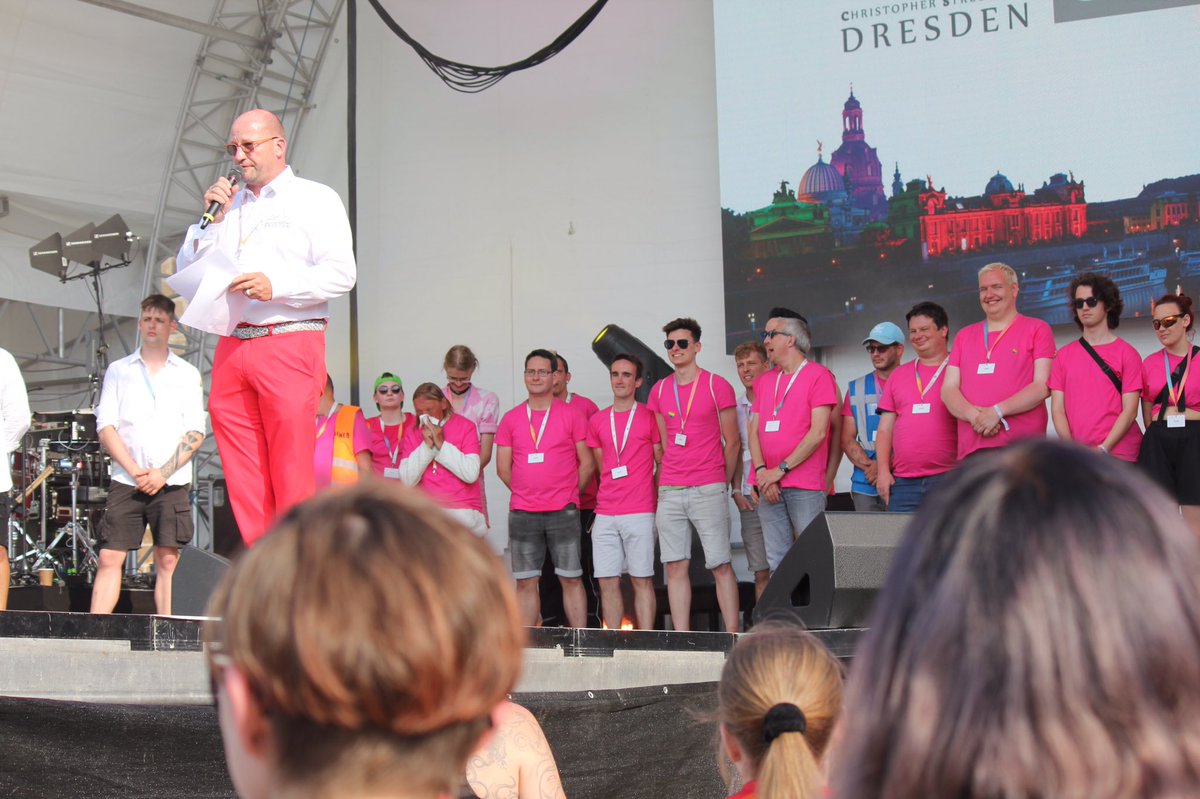 gebhardt_th's tweet photo. Am Wochenende fand der 30. Christopher Street Day 🏳️‍🌈 in Dresden statt.

In diesem Jahr war ich fünf Tage Helfer beim CSD. Für den reibungslosen Ablauf haben der Vorstand des @CSDdresden und die vielen Helfer*innen gesorgt. 1/2 https://t.co/HeIWQaBG22