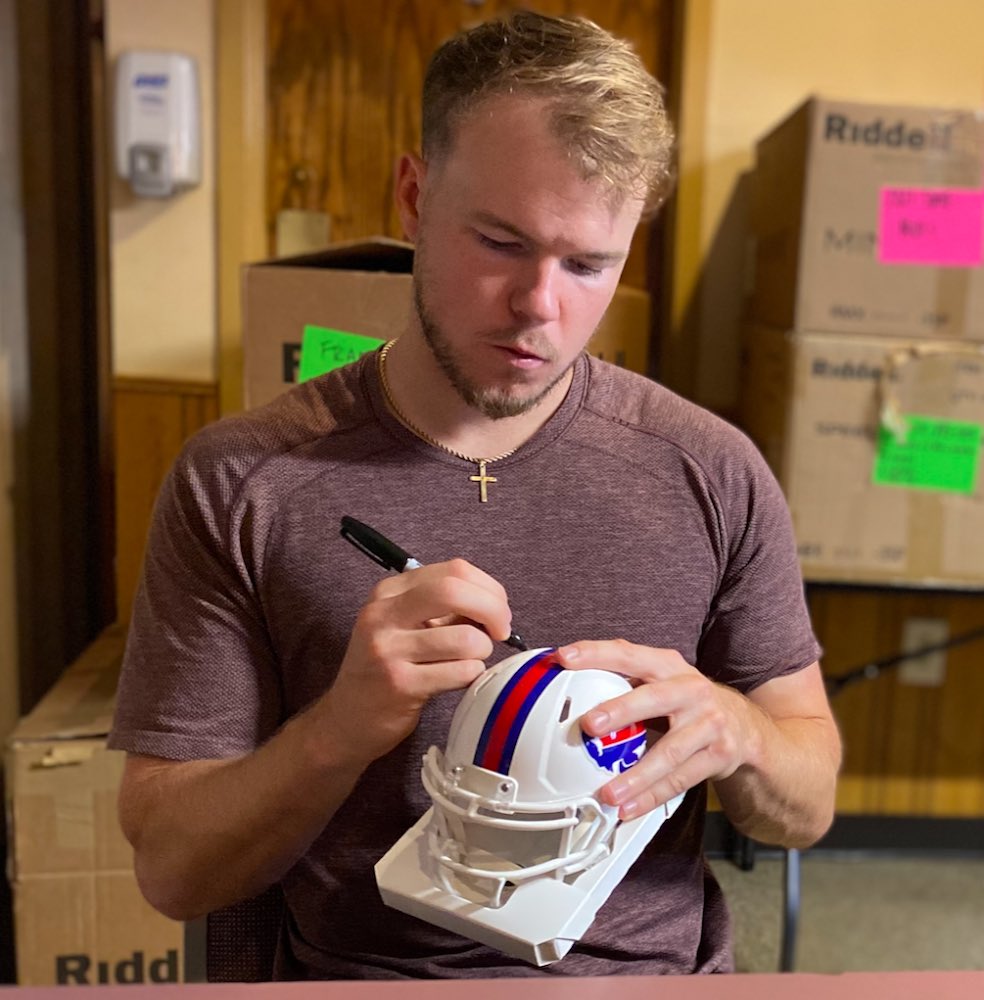 KrystleNoel1128's tweet image. 🚨🚨 Bass Mini Giveaway 🚨🚨

We are teaming up with @tsebuffalo to giveaway a SIGNED Tyler Bass Speed Mini Helmet

These are the steps to enter: 
1. Follow me
2. Follow @jimmyreu81 
3. Follow @tsebuffalo
4. Retweet this tweet

**Winner will be drawn Sunday!!** Good luck!