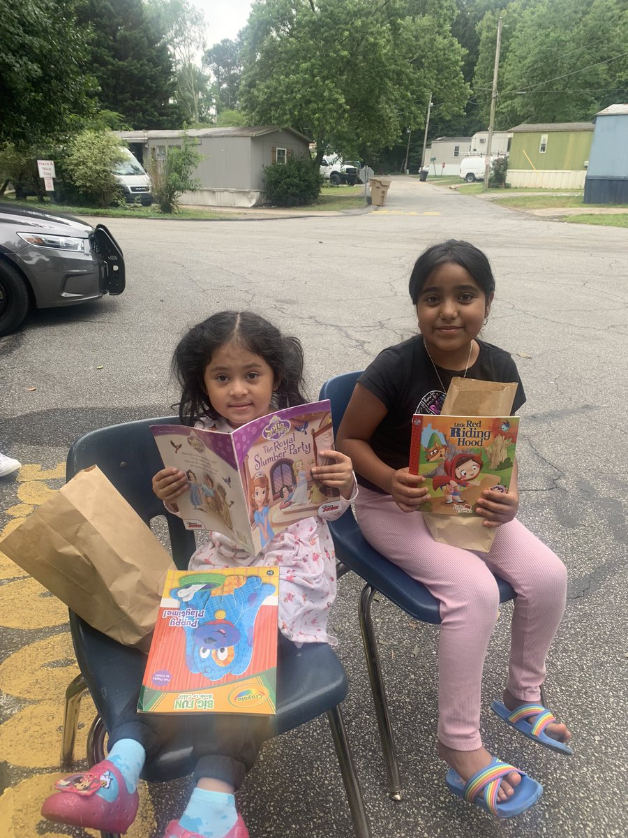 teaching_happy's tweet image. A wonderful morning sharing the gift of reading with CCSD students and future students!  @CatherineHead15 and I loved giving books to these great kids! #CCSDreads