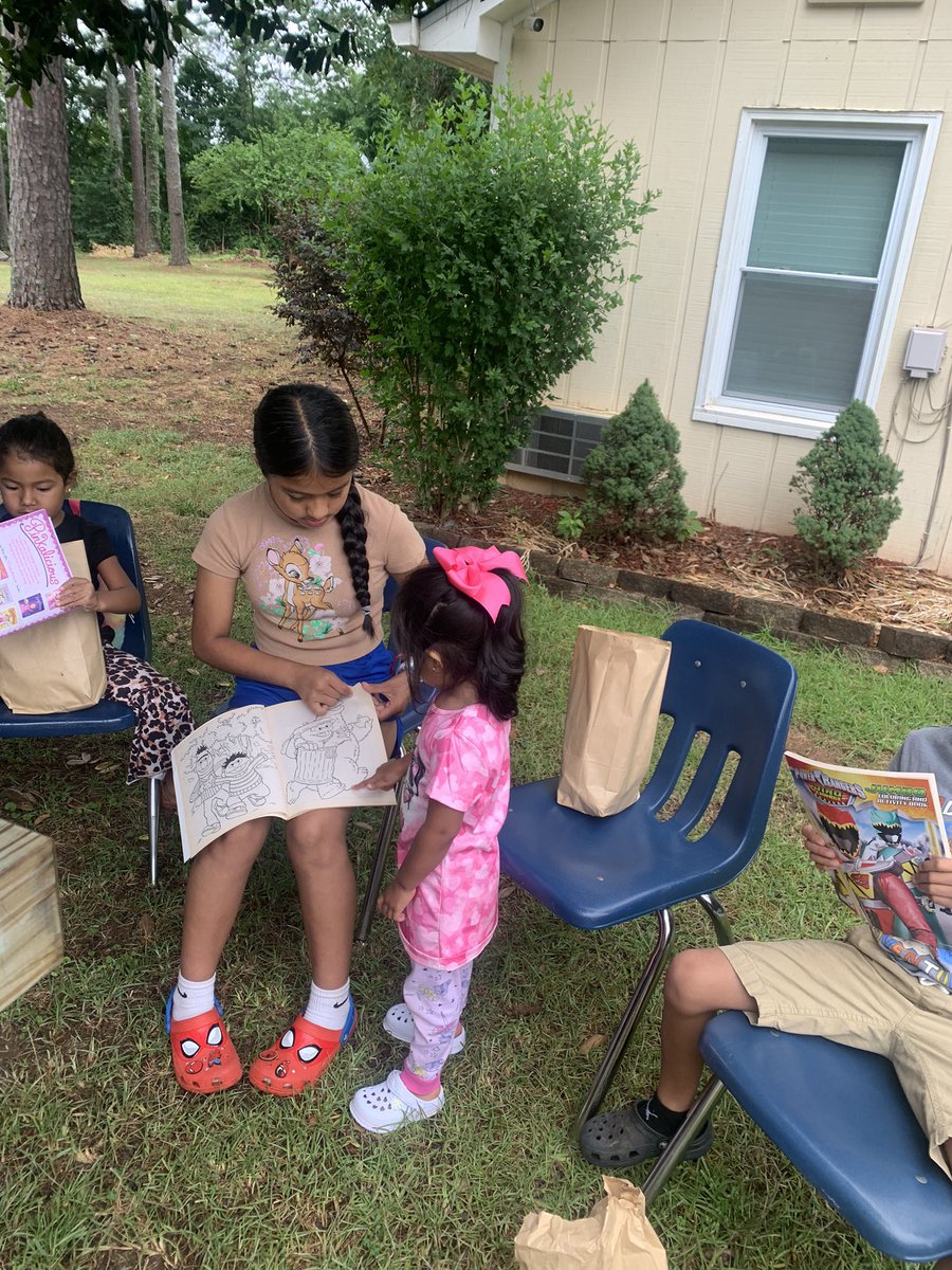 teaching_happy's tweet image. A wonderful morning sharing the gift of reading with CCSD students and future students!  @CatherineHead15 and I loved giving books to these great kids! #CCSDreads