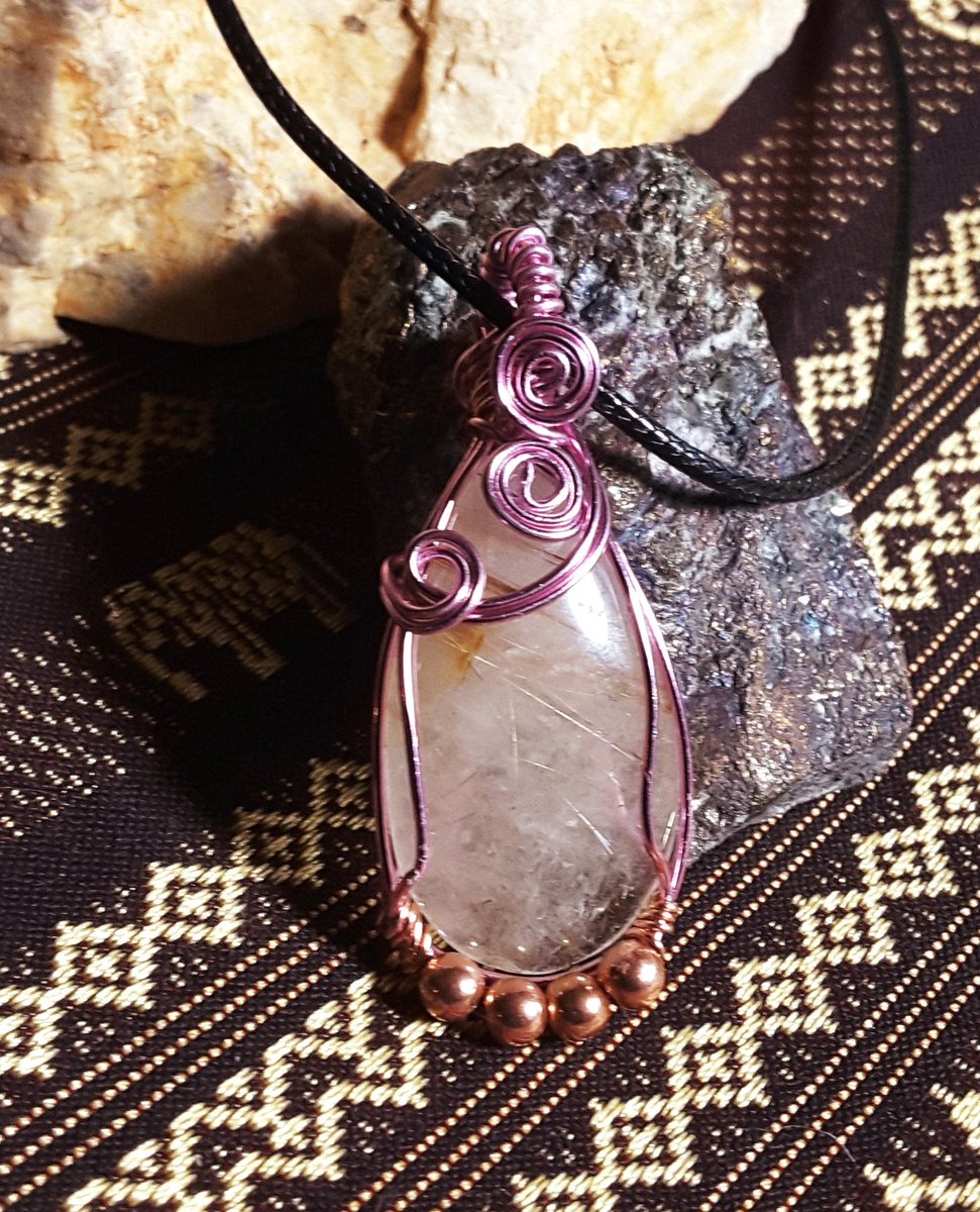 🌹 ROSE QUARTZ TEARDROP PENDANT 🌹

💞 Pink over silver wire with accent beads 💞

💎 #wirewrapping #handcrafted #crystal #pendants 💎