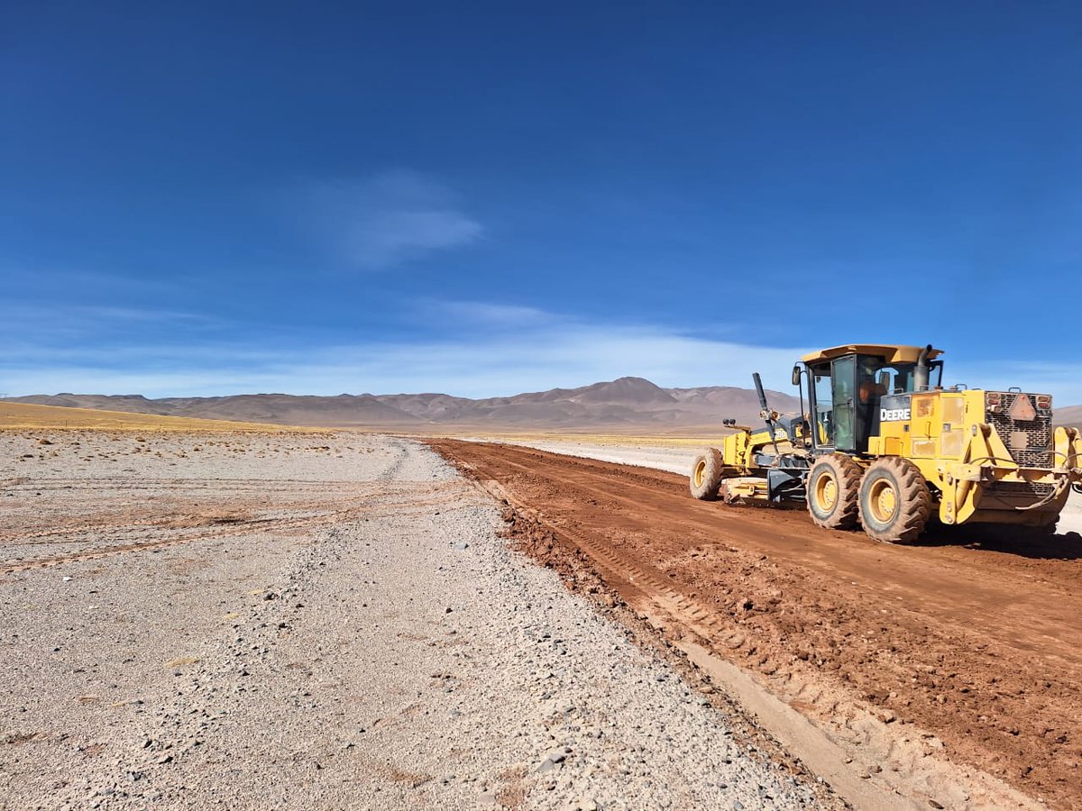 Ejecutamos obras para optimizar el estado de la ruta nacional 51 entre San Antonio de los Cobres y el Paso de Sico. Maquinarias de Vialidad de #Salta trabajan para mantener el camino.