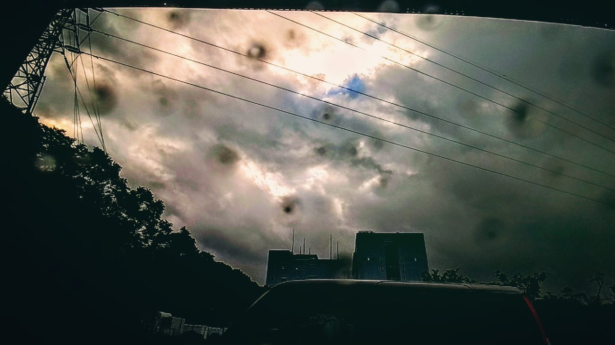#イマソラ 
#アサソラ 
#曇り空 
#出勤 
#駐車場にて 
#morning 
#morningsky 
#cloudsky 
#ataparkinglot