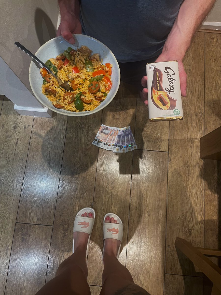 Meals on wheels served by my long term sub. He slaved away and cooked my dinner so I didn’t have to bother with any chores, he laid money at my feet and of course provided the all important galaxy treat. What a good boy 👸🏼🧎🏽 Findom feetpics cashmeet findomprincess femdom