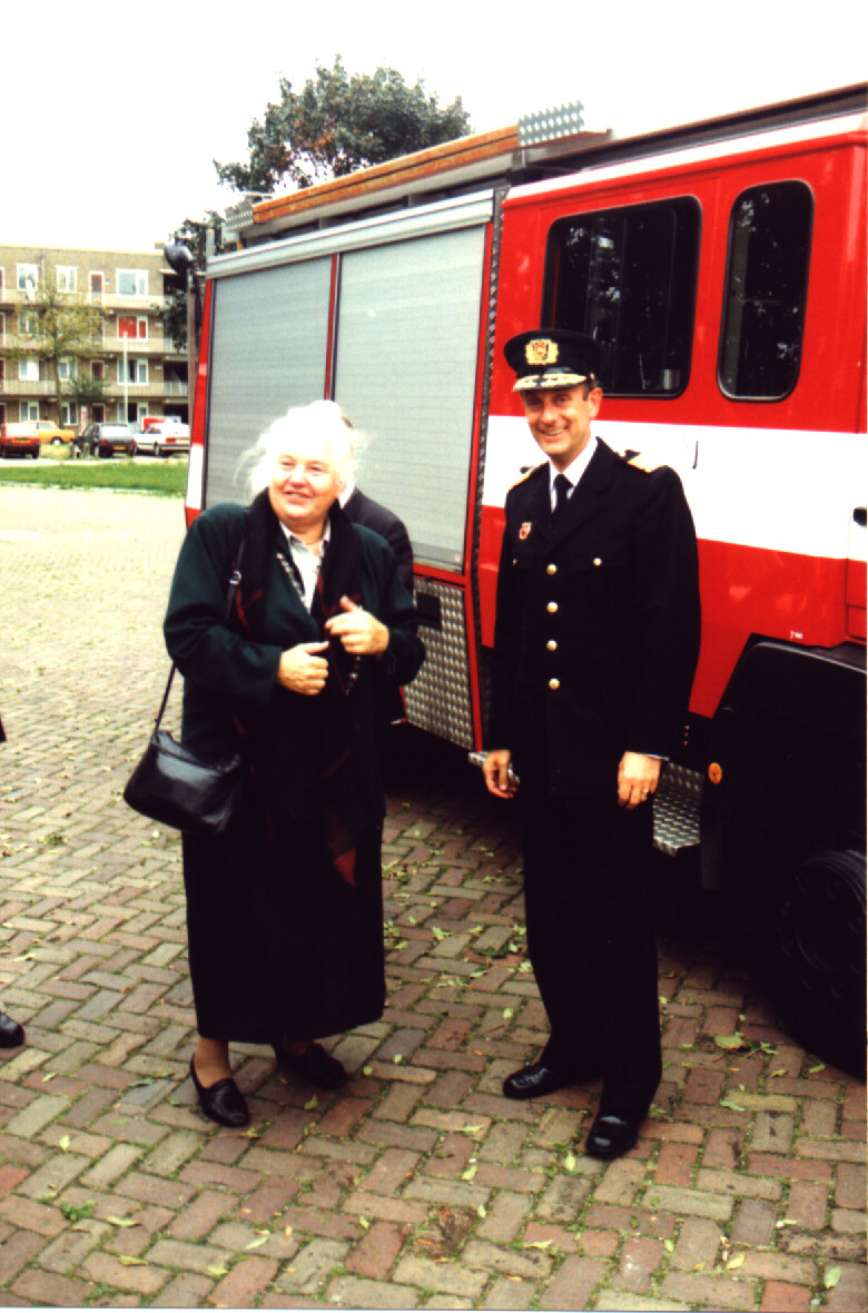 Oud-burgemeester Lien Vos-van Gortel is overleden. Utrechts' eerste vrouwelijke burgemeester was hierdoor tevens de eerste vrouwelijke Opperbevelhebber van de brandweer Utrecht. Op de foto's haar afscheid van de brandweer Zuilen bij haar vertrek als burgemeester.