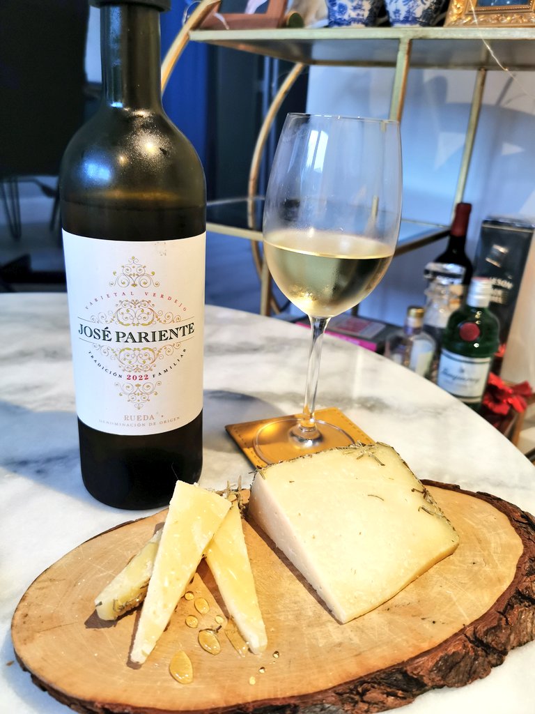 @BODEGAJOSPARIEN Verdejo from @WinesDirect paired with rosemary Manchego from @SheridansCheese , drizzled with some Spanish honey 🇪🇸 Heavenly