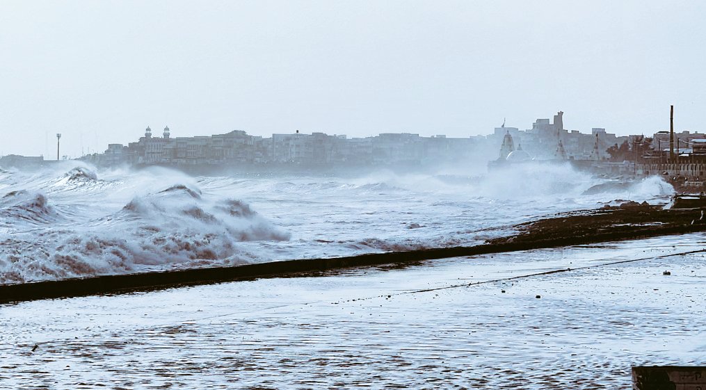 VnsLive's tweet photo. Pakistan to evacuate 80,000 people ahead of Cyclone Biparjoy.

#CycloneBiparjoy #CycloneBiporjoy #CycloneAlert #Pakistan #VnsLive https://t.co/rHc1vJxm4p