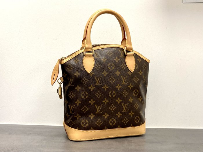 borsescarpedil1's tweet photo. https://t.co/qtzSY1K5rq
Louis Vuitton Lockit PM

Borsa a mano in pelle naturale e tela rivestita con monogramma, parti metalliche in ottone

Ampio scomparto con cerniera con 2 tasche applicate

Firma sul pezzo di pelle all'interno, codice di auten... https://t.co/ZAa8vMxDwh
