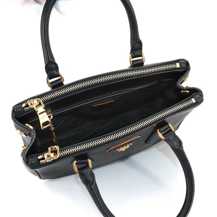 borsescarpedil1's tweet photo. https://t.co/wYiLvAMzwC
Titolo:PRADA Galleria 2way Borsa a tracolla a mano in pelle Saffiano nera BN2316 90189063

Marchio: PRADA

Stile: borsa a mano / borsa a tracolla

Materiale: Pelle Saffiano

Colore nero

Paese:Italia

Dimensioni: L 26... https://t.co/035tguwYCR