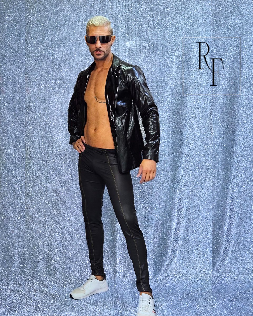 Rofermoda's tweet image. 🔥 Quem disse que o brilho é só para a noite? Com nosso blazer em courino brilhante com detalhes em vinil na cor preta, você vai arrasar em qualquer hora do dia!