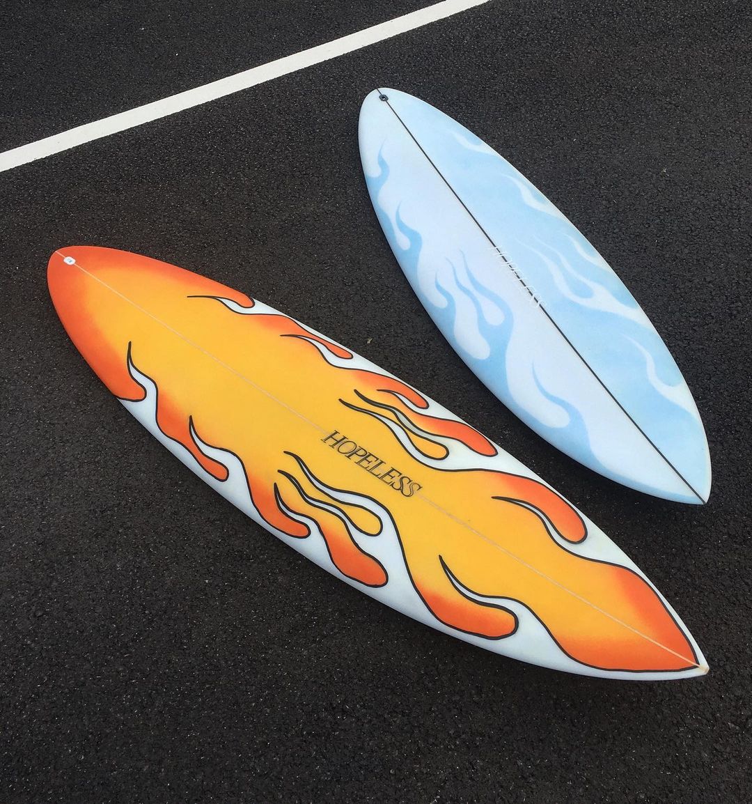 Blades Surfboard Design Inspo 🏄🔥⚡

🧑‍🎨 @hopeless.surfboards

#Surfpaints #SurfpaintsForEverySurface #MakeItYourOwn #Arts #Artwork #AcrylicPens #AcrylicPaintPens #AcrylicPainting #HobbyLobby #DIYCrafts #Creativity #CustomSurfboard #SurfboardArt #SurfboardDesign #DYISurfboard